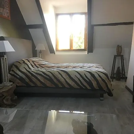 Les Crinieres En Brie Bed and breakfast 4*