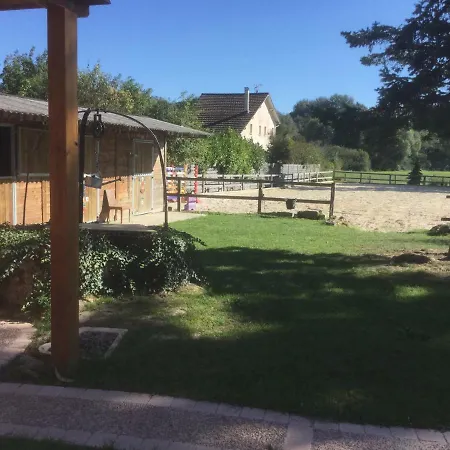 Bed & Breakfast Les Crinieres En Brie 3*