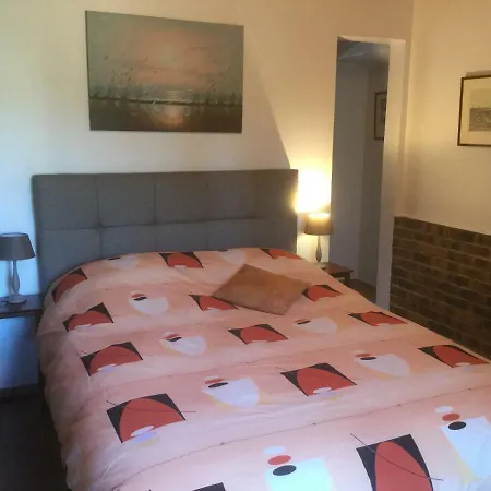Les Crinieres En Brie Bed & Breakfast 3*